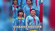 男孩六一表演变身行走表情包：全情投入阳光自信，后排女孩已笑“疯”