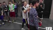 街球-15年-逆天隔扣！1米75天才小子飞跃2米16大汉胯下暴扣-专题