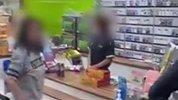 自认结账被忽视！台湾大妈气到跳脚狂骂店员 给警察看愣了