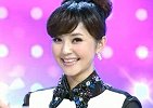 著名美女主持人，15岁父亲去世，后嫁给大8岁富豪幸福美满