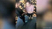 这样的挑战你敢玩吗？美女笑着笑着就掉下去了