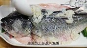 蒸鲈鱼时，不要加盐和料酒，教你正确做法，鱼肉鲜嫩甘甜无腥味！