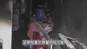 女子身中10多刀装死逃生：嫌犯逃走前曾放火烧房，窗帘烧化滴在腿上都不敢动