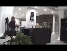 盆栽突然倒在面前 男童被吓得仓皇而逃_超清