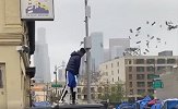 站贫民窟汽车上，美国歌手向流浪汉大把撒钱，被痛批：太不尊重人