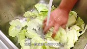 手撕包菜万万不能焯水过油，很多人都炒错了，难怪出锅不好吃