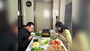 夫妻俩一梯一户电梯口吃火锅，外卖小哥出电梯当场愣住：也不打扰邻居