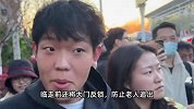 山东入室抢婴案庭审：一嫌犯抖腿转眼，眼神让受害者想起余华英