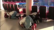 信仰不能耽误！沙特场内为荣誉而战 球迷看台跪地做礼拜