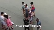 双胞胎其一被江水卷走，妈妈本能去救却被水冲走，孩子被游泳爱好者救起