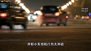 成都一车辆遮挡车牌被查，司机当众冲卡带倒交警逃离，现场曝光