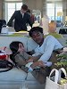 旁若无人！亚马尔将女友压在沙发上