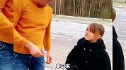 搞笑配音，流浪的小孩很可怜，幸好遇到了好心哥哥