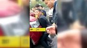 电瓶车司机卷车底，数十人抬车救人