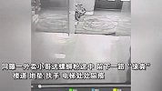 骑手送螺蛳粉留下一路“缘粪”，楼道、地垫、扶手、电梯到处都是：螺蛳粉味掩盖了