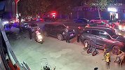 现场！小车司机遇查酒驾不顾交警喊话，猛踩油门撞开围堵扬长而去