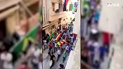 欢天喜地办“葬礼” 巴西球迷扛德国棺材过街游行
