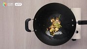 炖到酥软的排骨鸡爪煲鲜香四溢，餐桌上的焦点非它莫属