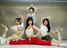 李小璐狂秀一字马，带女儿亮相被赞身材好，姿态撩人想复出？