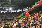 PP体育前方直击：五星红旗飘扬 中国球迷观战巴西塞尔维亚舞动国旗