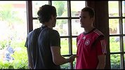 世界杯-14年-PPTV独家报道：弗雷德里希新闻中心偶遇英雄克洛泽献熊抱-新闻