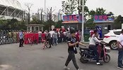 国足-17年-赛前4个半小时球迷陆续聚集 售票处争取最后机会买到票-专题