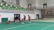 CUBA-16赛季-王泽奇郭凯背胖队友跑步训练 引教练爆笑-新闻