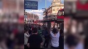 要球不要命系列！英格兰球迷从3米高车顶跳下庆祝