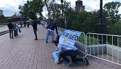 还有一颗金杯梦 阿根廷球迷伏尔加河畔展示特制队旗