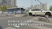小米Su7行驶中突然撞护栏，车头受损一片狼藉，路过车辆被误伤