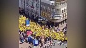 这气势简直！瑞典球迷占领俄罗斯街道 霸气助威声响彻云霄