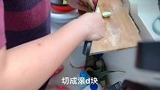 一个人吃两个菜，清炒丝瓜，水煮虾