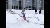 东北学生硬核玩雪！暴雪过后沈体学生校园内堆雪道 玩单板炫技