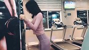 健身女神展示多种健身动作！关键是笑容太诱惑了