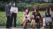 目睹老人正在陷入金融骗局，有路人一把将他拉走
