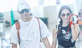 韩庚带卢靖姗高调亮相，卢靖姗无名指钻戒抢眼，曾被曝已领证