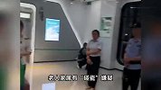 病重老人抬到银行取款身亡被质疑碰瓷，家属要求看监控证清白