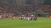 实拍津门虎全队赛后围堵主裁 主裁只能被护送离场