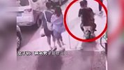2男子当街猥亵女子拍屁股，当事人：当时冲击力很大，给我打的有点懵