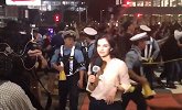 日本出线球迷马路狂欢！这记者小姐姐成靓丽风景
