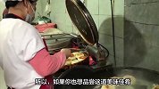 牛肉水煎包，这道令人垂涎欲滴的美食，简直是味蕾的极致享受