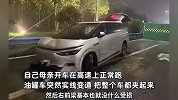 小车遭重卡撞击人员毫发无伤，车主再买同款：被挤到腾空，闻到了死亡气息
