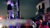 女子爬上10米高压电塔欲轻生，消防成功救下