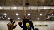 街球-15年-用生命来扣篮 扣将Kenny Dobbs飞跃火人扣篮-专题