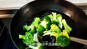炒西兰花易变色发软？那是你的方法不对，大厨教你饭店的味道