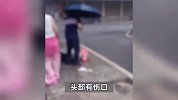 女子街头突遭陌生男用手机砸伤头部，瞬间吓坏路人：出很多血，男子很平静