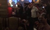 欢呼唱跳+口哨声不断 凯恩绝杀英格兰酒吧闹翻天