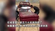 5名无臂男子合种100个蔬菜大棚，用牙当“手”抬3吨化肥，原因引怒赞