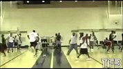 街球-15年-史上最恐怖空接 隔扣3人扣倒2人-专题
