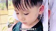 搞笑配音，小男孩捡到被人丢弃的玩具，结果没想到